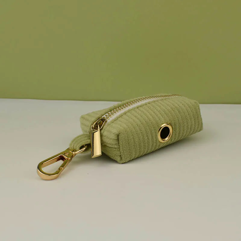 Sac a crottes assorti pour chien avec accessoires
, laisse assortie et nœud papillon amovible avec mousqueton pour accrocher