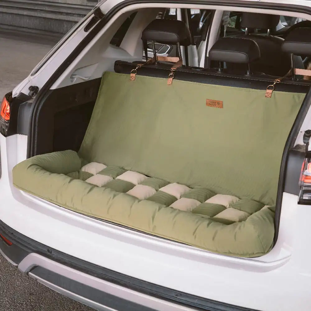 Gros plan sur le fond antidérapant du siège auto coussin chien pour plus de stabilité