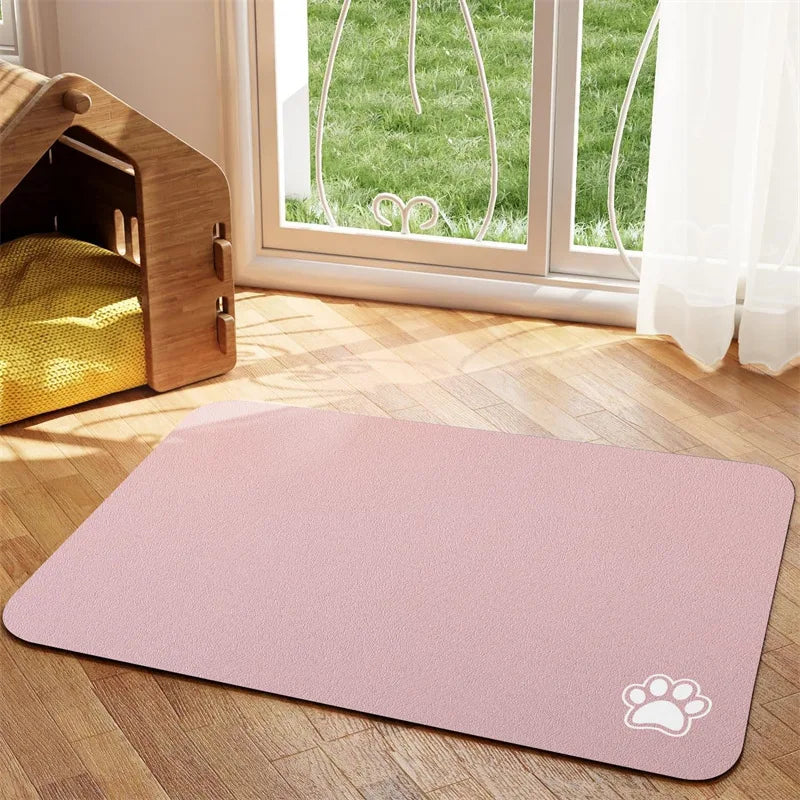 Tapis absorbant rose pour gamelle de chien mise en situation dans un salon sur un parquet en bois 