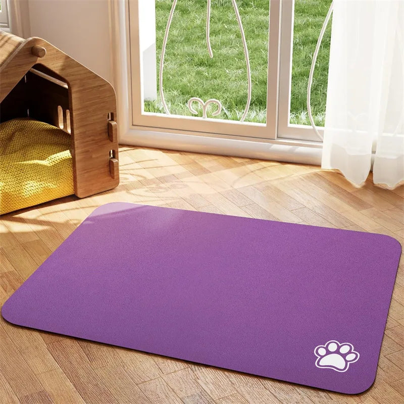 Tapis absorbant violet pour gamelle chien disponible en plusieurs couleurs chez Noble Truffe
