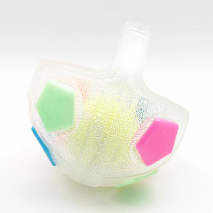 Vue rapprochée du ballon blanc translucide avec poignées et textures antidérapantes.
