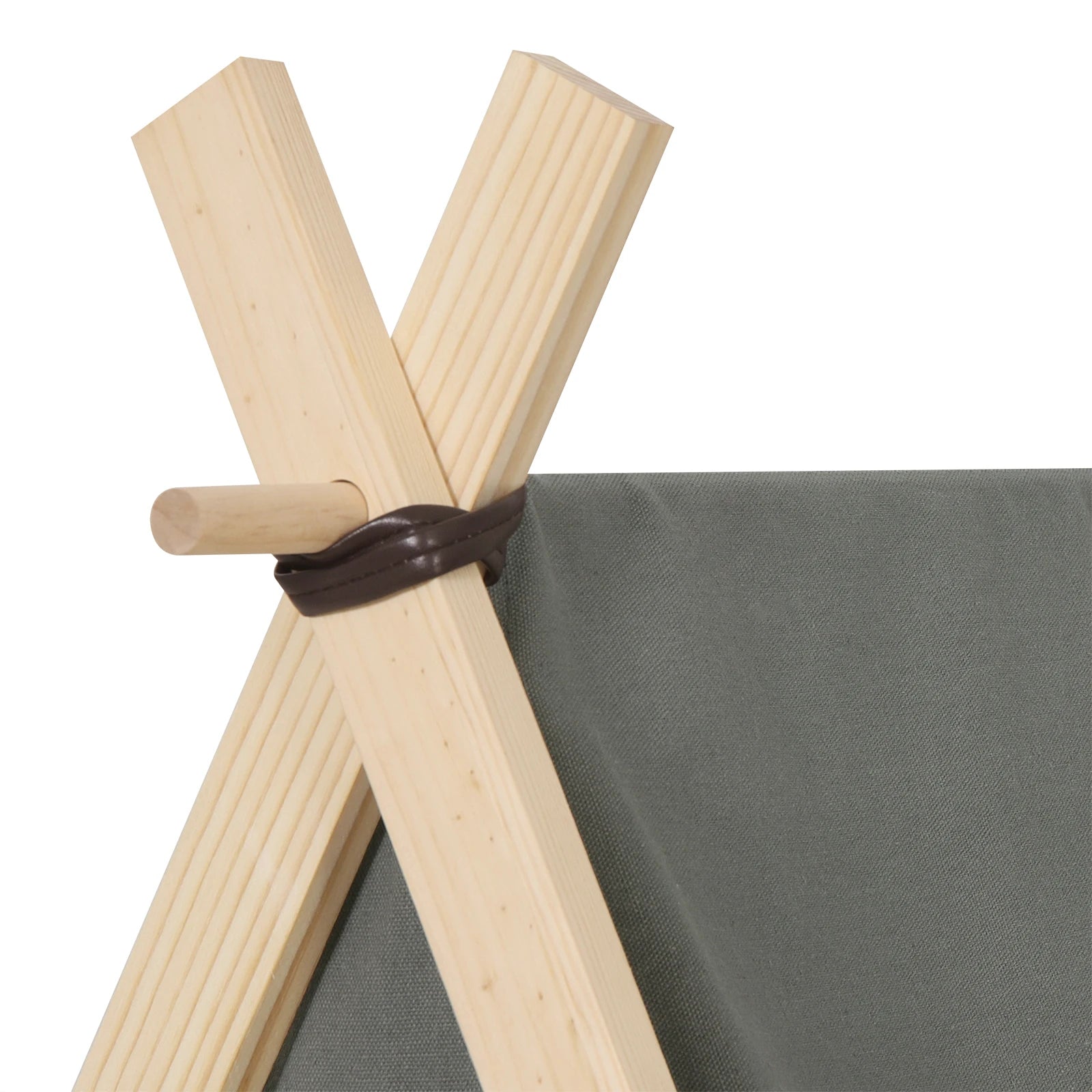 Détail des piquets en bois massif et des attaches du tipi pour chien