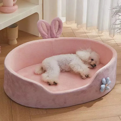 petit chien installé confortablement dans un panier pour petit chien rose doux et lavable