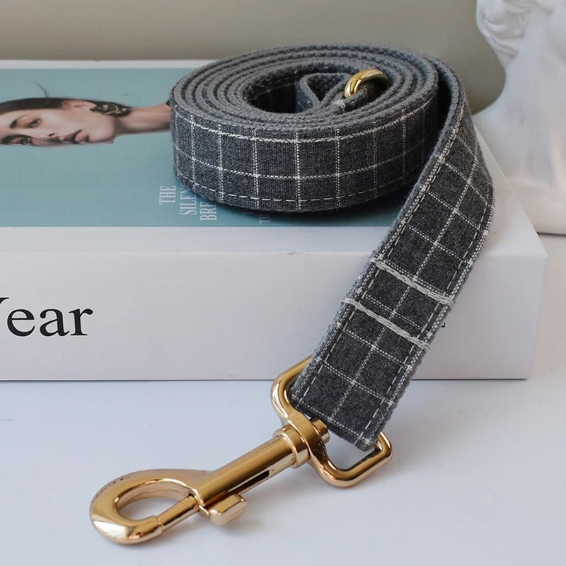 Collier à Carreaux Gris pour Chien – Gravure Dorée, Nœud Papillon & Laisse Assortie - Noble Truffe