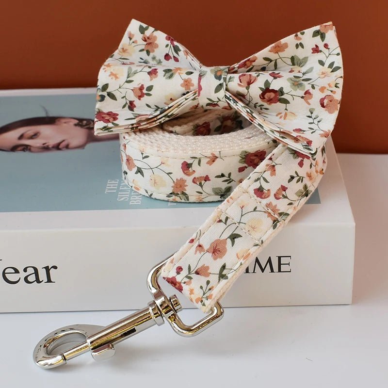 Collier a Fleurs pour Chien avec Nœud Papillon – Gravure Personnalisée & Laisse Assortie - Noble Truffe