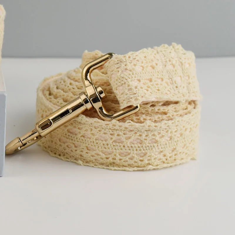 Collier avec Gravure en Dentelle Crème Personnalisé avec Laisse & Fleur – Gravure Prénom & Téléphone - Noble Truffe
