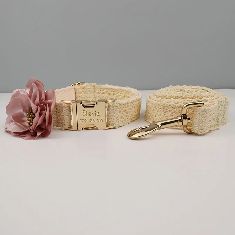 Collier avec Gravure en Dentelle Crème Personnalisé avec Laisse & Fleur – Gravure Prénom & Téléphone - Noble Truffe