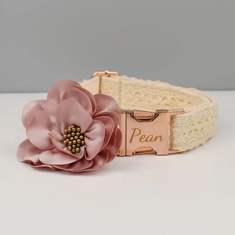 Collier avec Gravure en Dentelle Crème Personnalisé avec Laisse & Fleur – Gravure Prénom & Téléphone - Noble Truffe