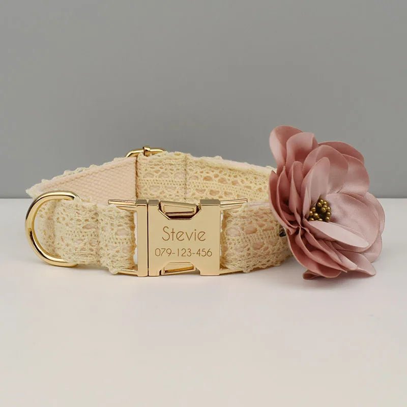 Collier avec Gravure en Dentelle Crème Personnalisé avec Laisse & Fleur – Gravure Prénom & Téléphone - Noble Truffe