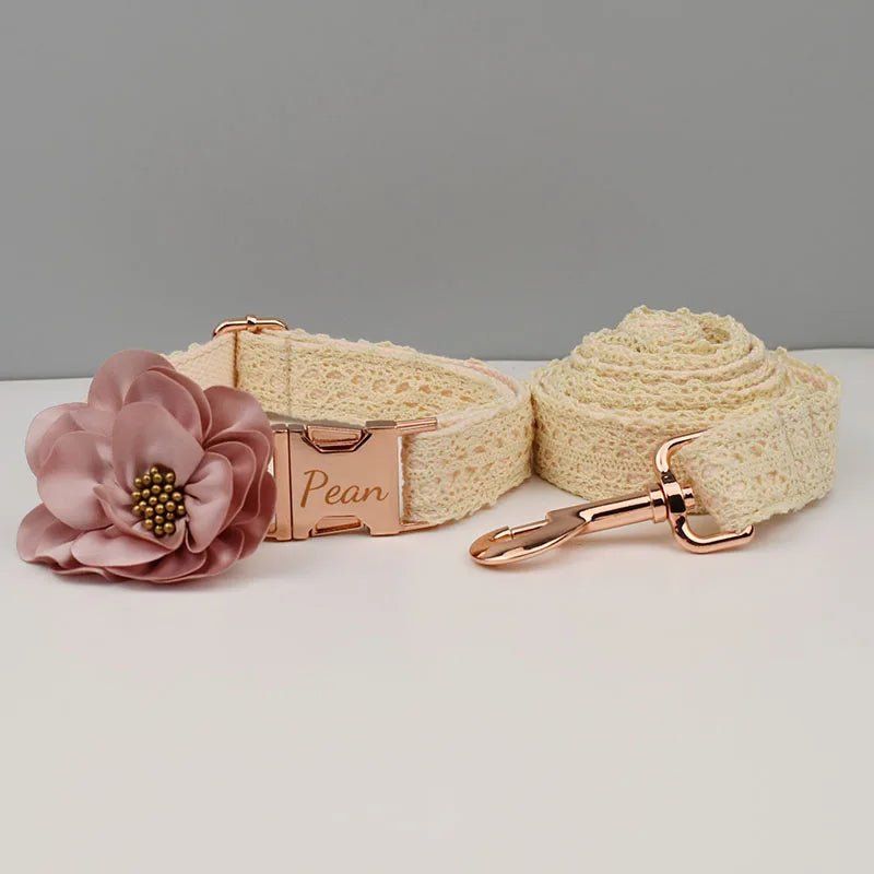 Collier avec Gravure en Dentelle Crème Personnalisé avec Laisse & Fleur – Gravure Prénom & Téléphone - Noble Truffe