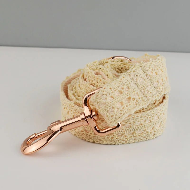 Collier avec Gravure en Dentelle Crème Personnalisé avec Laisse & Fleur – Gravure Prénom & Téléphone - Noble Truffe