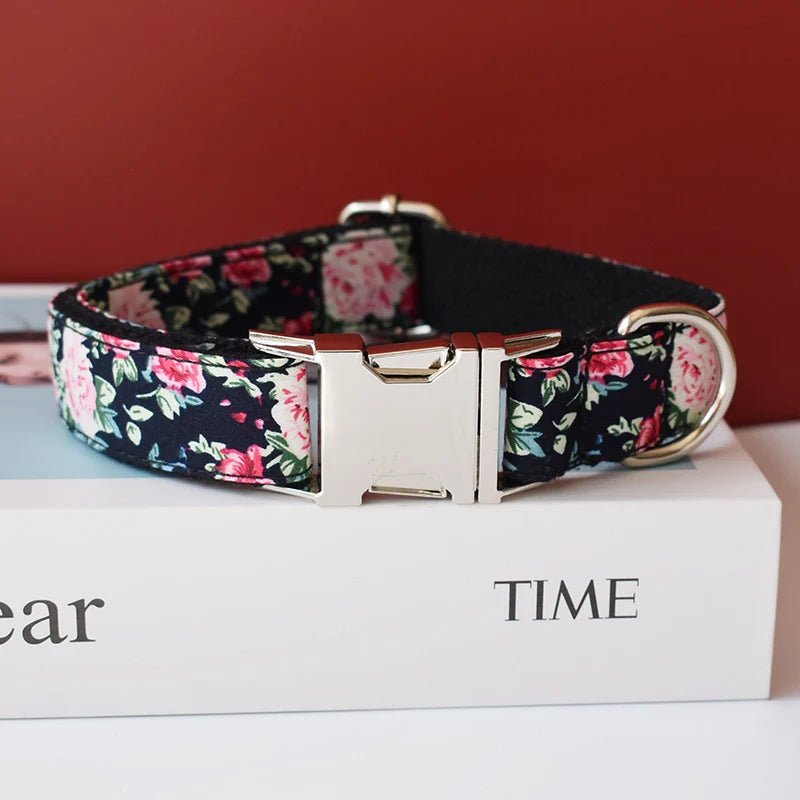 Collier pour Chien Noir à Fleurs Roses – Personnalisé avec Laisse et Fleur Amovible - Noble Truffe