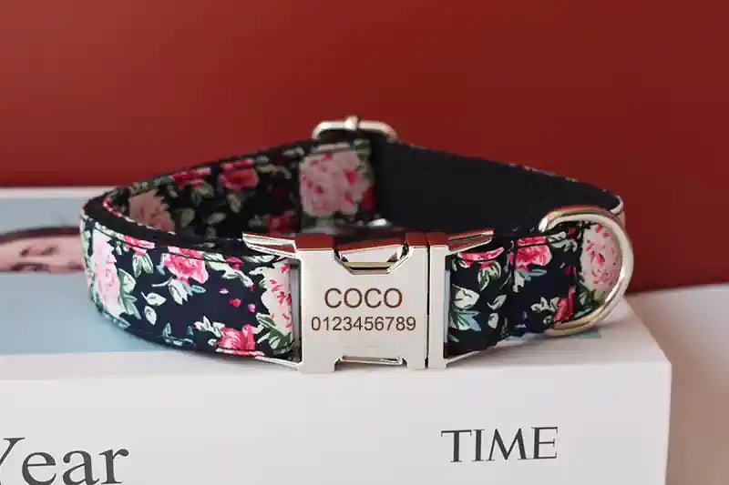 Collier pour Chien Noir à Fleurs Roses – Personnalisé avec Laisse et Fleur Amovible - Noble Truffe
