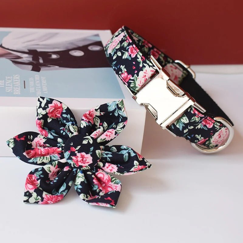 Collier pour Chien Noir à Fleurs Roses – Personnalisé avec Laisse et Fleur Amovible - Noble Truffe