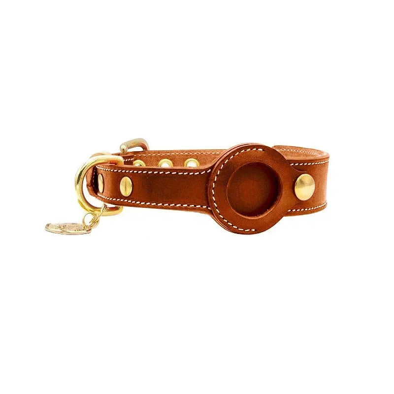 Collier marron camel en cuir pour AirTag avec boucle dorée, finition artisanale.