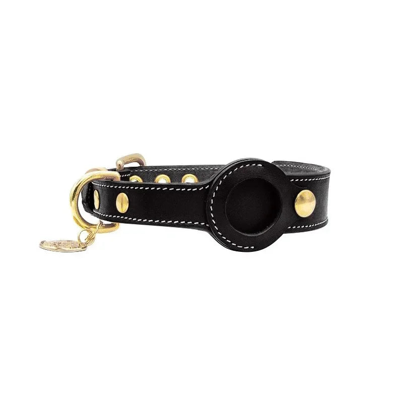 Collier noir pour chien avec emplacement AirTag et rivets dorés pour un style élégant.