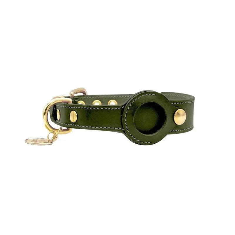 Collier vert olive pour chien avec support AirTag et finitions dorées de qualité.