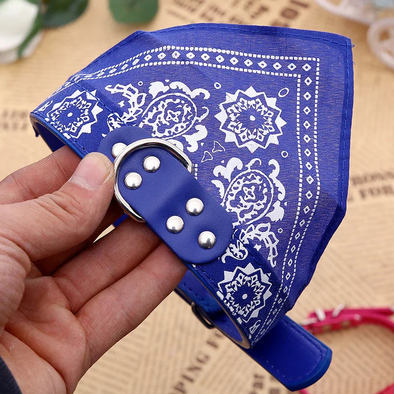 Gros plan sur la boucle d’un collier foulard bleu
