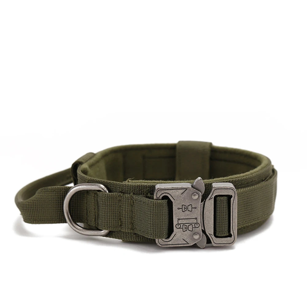 Collier style militaire vert foncé pour chien – boucle métal et velcro.