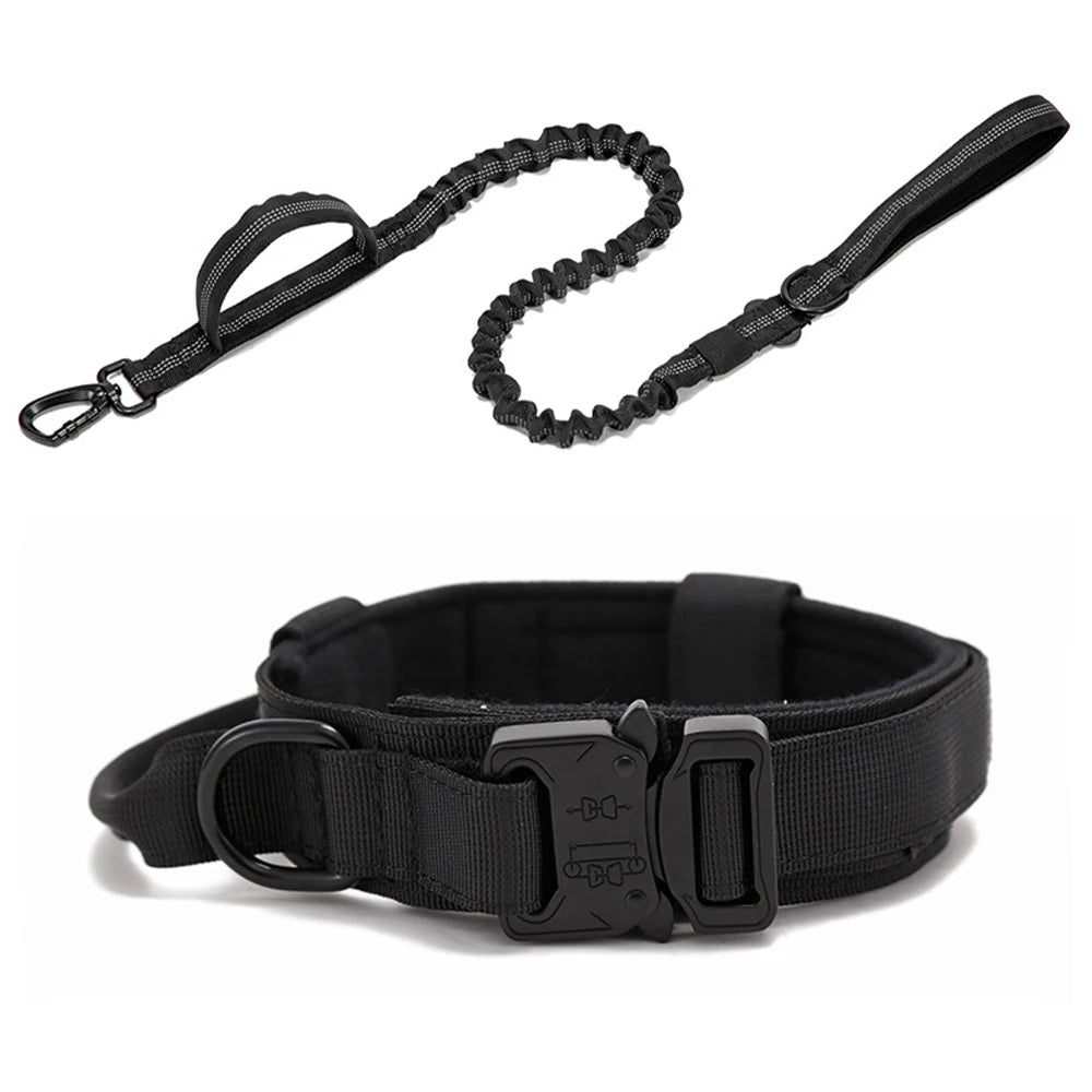 Collier chien noir mat avec fermeture tactique – sécurité et style.