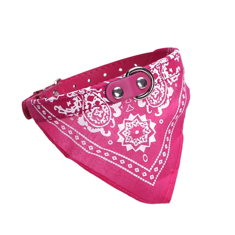 Collier foulard rose avec motif paisley classique