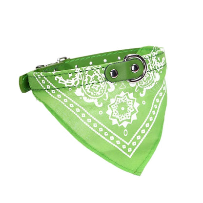 Collier foulard vert avec boucle résistante et motifs blancs