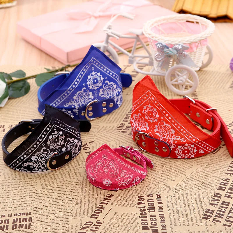 Lot de colliers foulards bleu, rouge et noir sur une table
