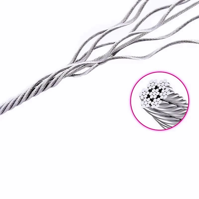 Gros plan sur l’acier tressé gainé PVC de la laisse lasso pour chien