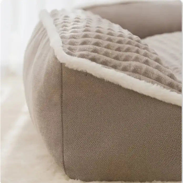 Gros plan sur le rebord du coussin moelleux chien gris avec finition douce et épaisse