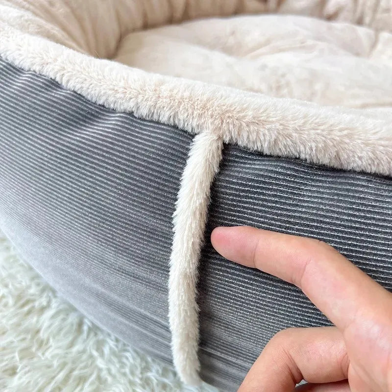 Gros plan sur un coussin rond pour chien montrant la texture douce et résistante du tissu rembourré.