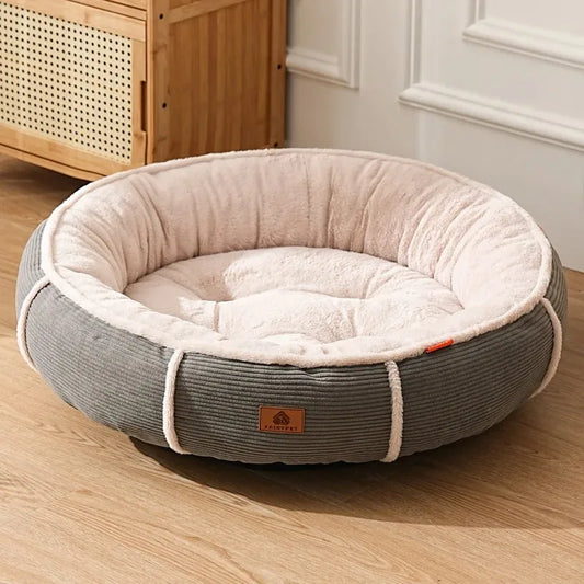 Coussin rond pour chien gris avec intérieur en peluche beige, confortable et moelleux pour un sommeil apaisé.