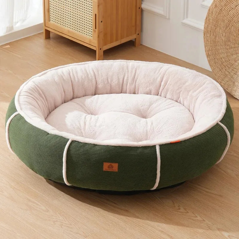 Coussin rond pour chien de couleur verte avec intérieur en peluche douce, conçu pour offrir chaleur et confort.