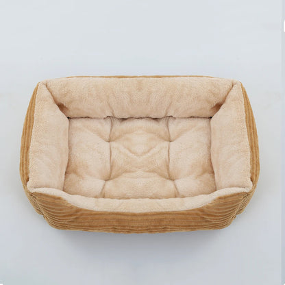 zoom sur le tissu velours beige du coussin chien velours