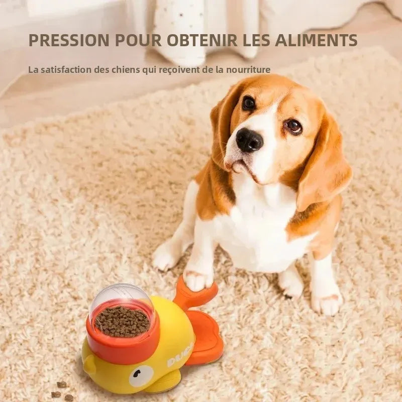Un petit chien et un chat utilisent le jouet distributeur de friandises en forme de canard.