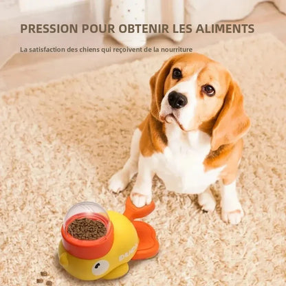Un petit chien et un chat utilisent le jouet distributeur de friandises en forme de canard.