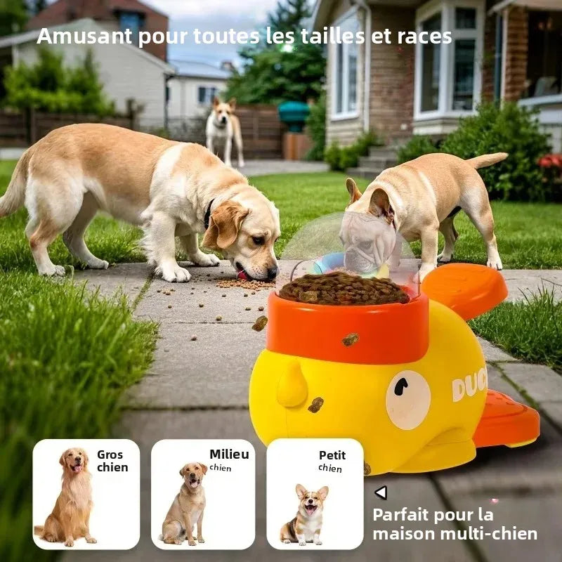 2 chiens s'amusent avec le distributeur de friandises, canards, un gros et un petit chien. 
