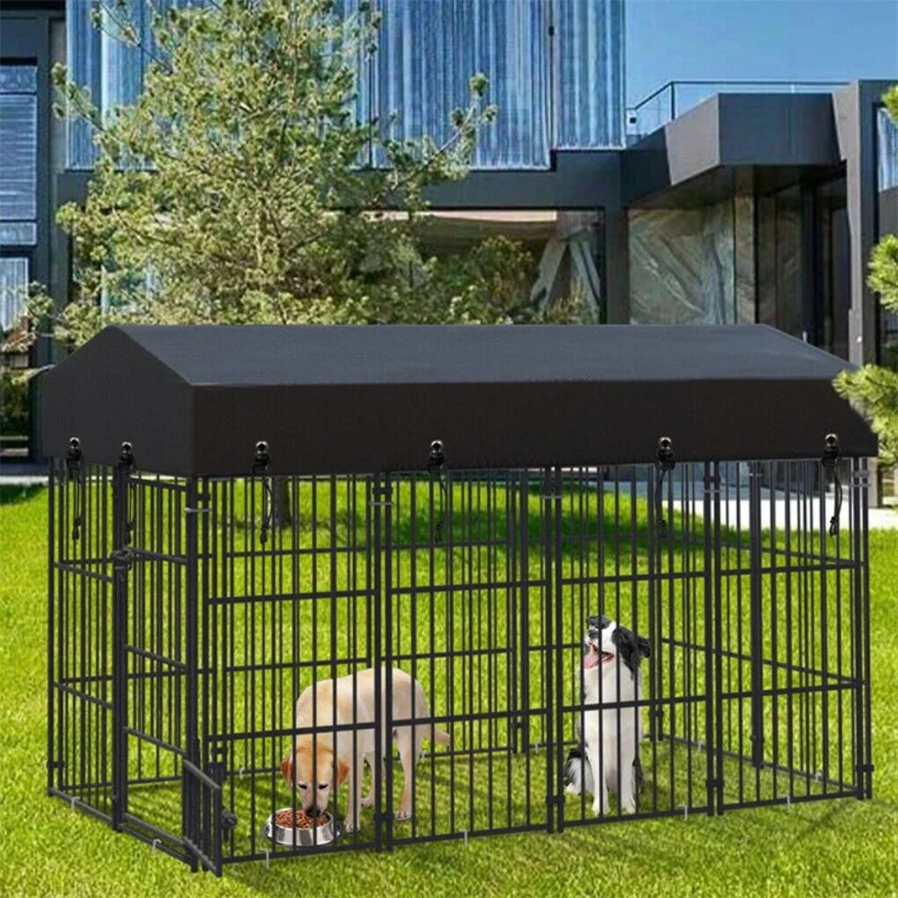 Chien courant librement dans un enclos en métal avec toit, installé sur gazon.