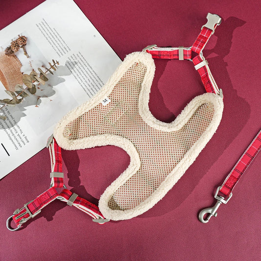 Harnais beige chaud avec laisse et sac à crottes assortis pour promenade confortable du chien.