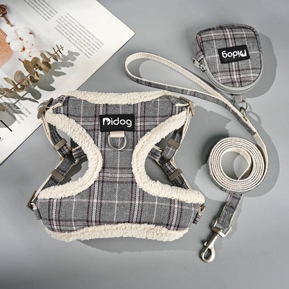Harnais gris avec doublure chaude, laisse robuste et sac à crottes assorti pour petit chien.