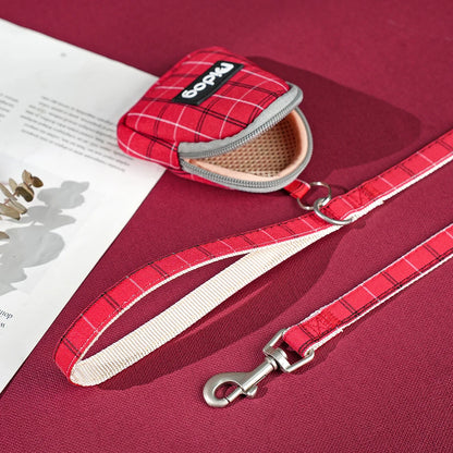 Gros plan du sac à crottes rouge pour chien avec finitions solides et coutures renforcées.