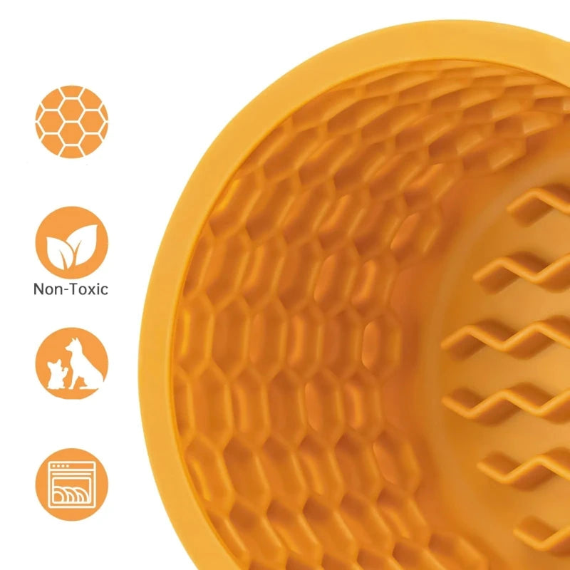 Vue rapprochée de la texture alvéolée intérieure de la gamelle anti-glouton, idéale pour ralentir l’alimentation.