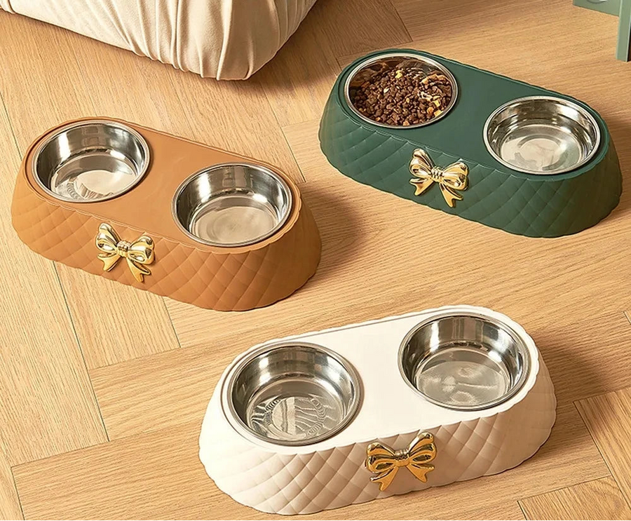 Gamelle petit chien double avec bols en inox présentée en plusieurs couleurs élégantes verte, blanc et marron.