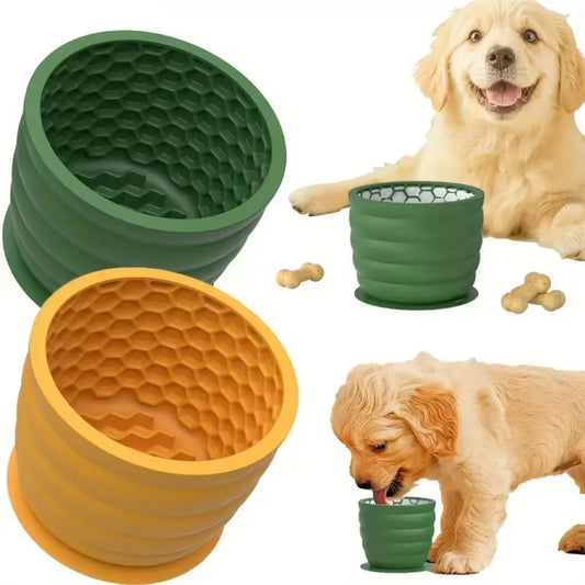 Deux gamelles anti-glouton pour chien en silicone, coloris vert et jaune, avec fond alvéolé en ruche.