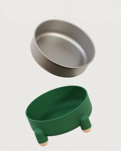 Gamelle verte pour chien avec pieds ronds et bol intérieur en acier inoxydable brillant.