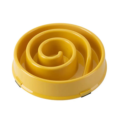 Gamelle spirale jaune foncé en gros plan, mettant en valeur le motif de spirale.