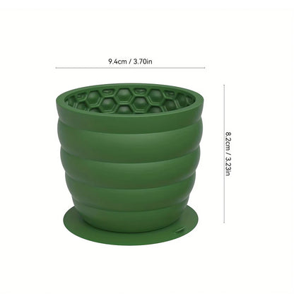 Chiot golden retriever utilisant une gamelle verte, parfaitement adaptée à sa taille et à son appétit.