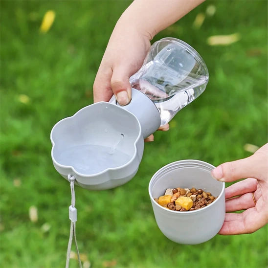 gourde pour chien ouverte montrant le compartiment pour croquettes