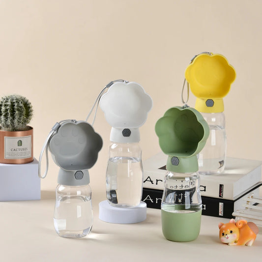 trois modèles de gourdes pour chien en différents coloris posés sur une table