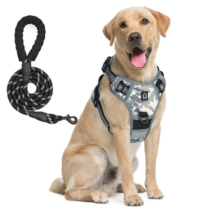 chien labrador portant un harnais camouflage avec plusieurs couleurs grises robuste avec laisse incluse