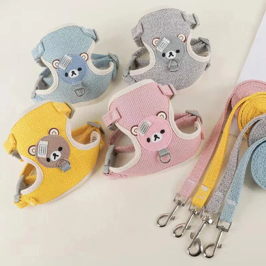 harnais Winnie l’Ourson pour petit chien disponible en jaune, rose, gris et bleu avec laisse assortie